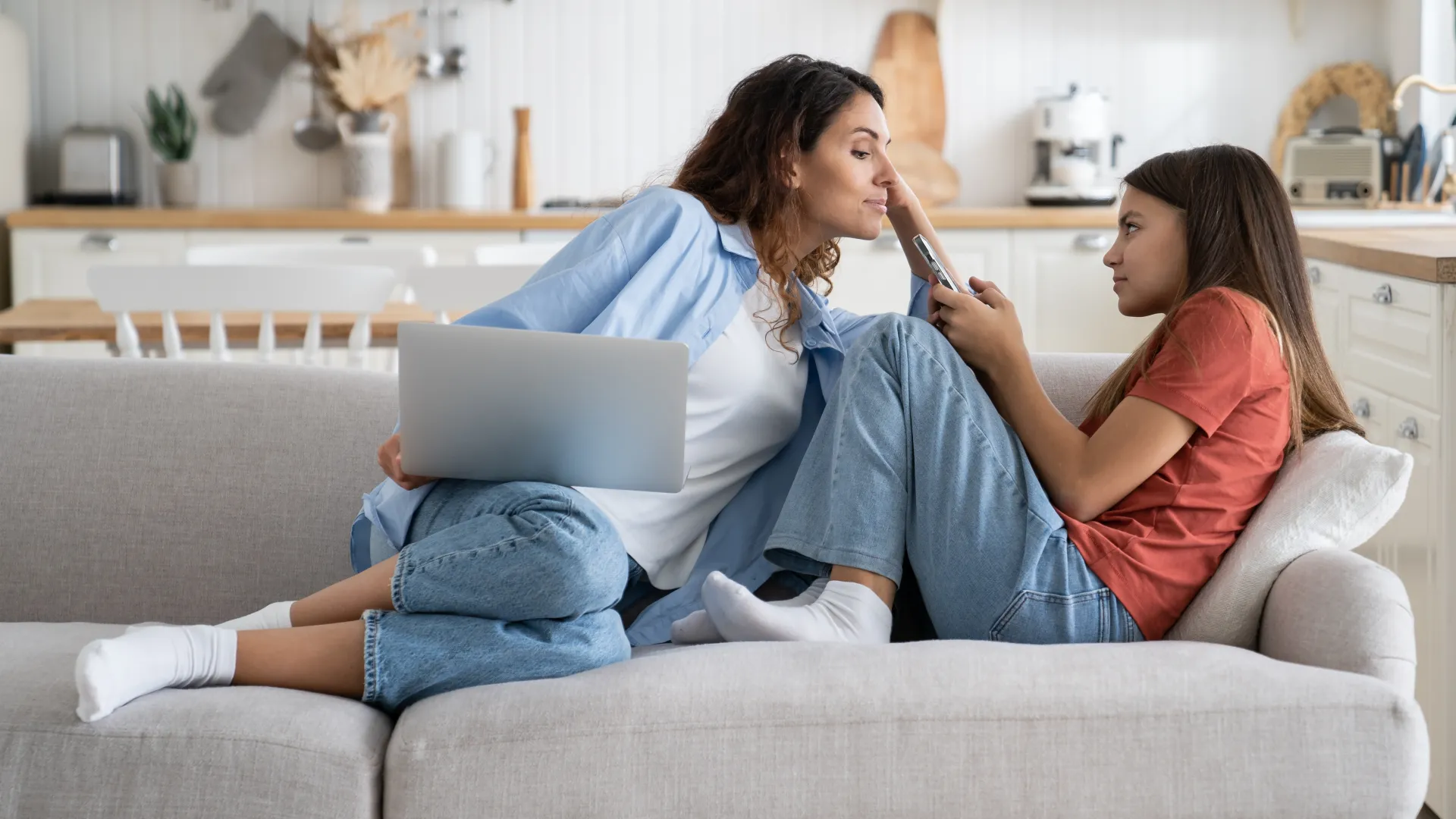 madre e hija en el sofá hablando